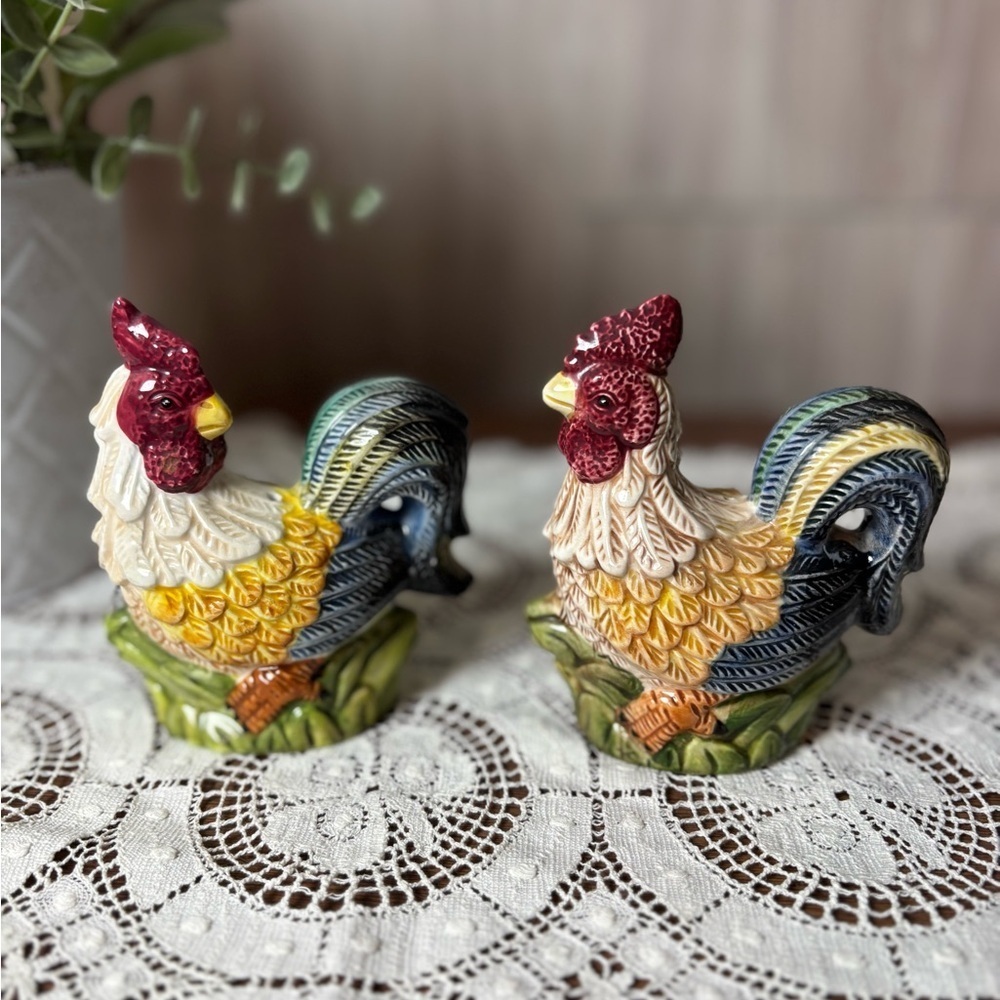 Vintage Jay Import Vibrant Hand Painted Rooster Chicken Salt & Pepper Shaker